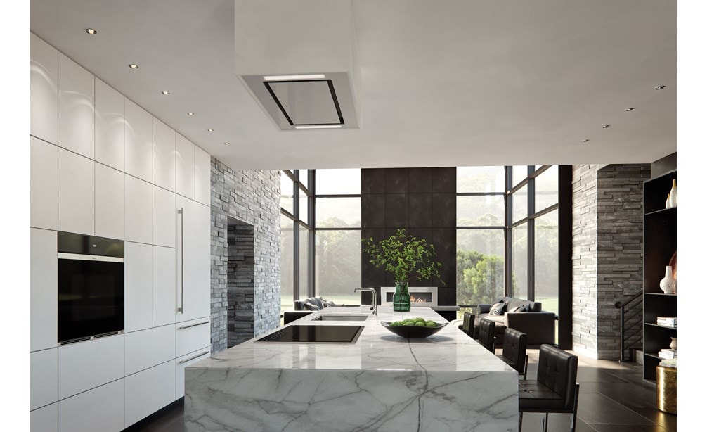 Refrigerador/congelador bajo y sobre mostrador Designer de 36" Sub-Zero con fabricador de hielo compatible con paneles (IT-36CI) y horno individual contemporáneo Classic de la serie M de 30" Wolf (SO30CM/B)