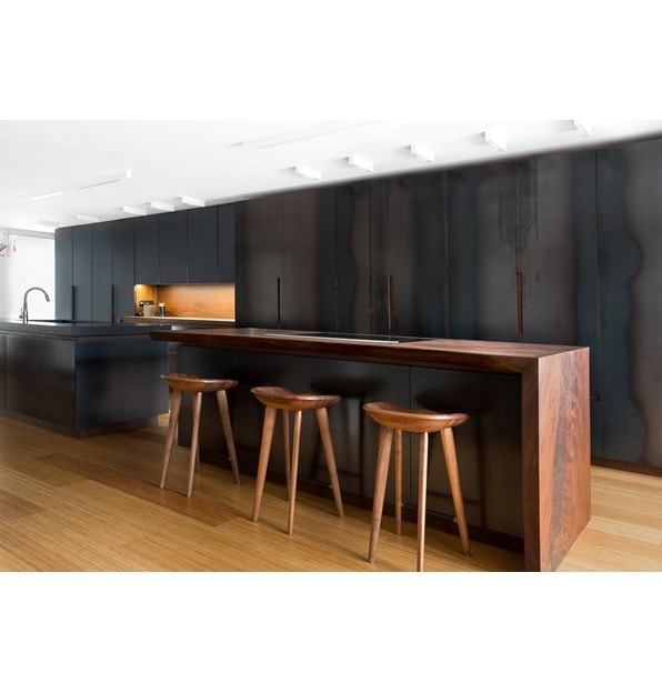 Impresionante cocina “Blue Steel” diseñada por Eduardo Carrera. Incluye modelos de refrigerador Sub-Zero ICBIC-24FI, ICBIC-24R, ICBID-30C. 