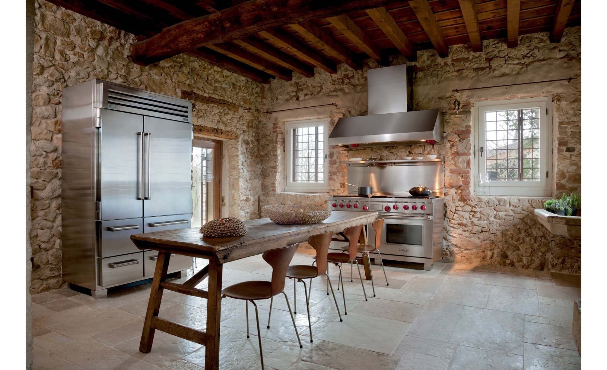 Refrigerador congelador PRO de 48" Sub-Zero, máquina de hacer hielo (648PRO) con asadora y plancha infrarrojas de 60" de doble salida Wolf (DF606CG) 