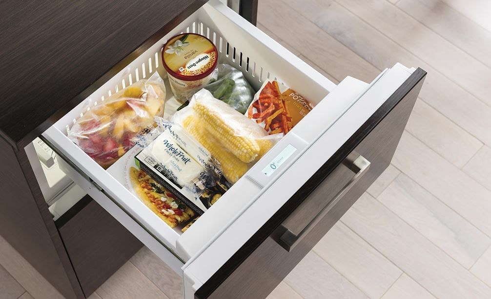 Los cajones congelador Sub-Zero de 24" con máquina de hacer hielo compatible con paneles (ID-24FI) son compactos pero pueden contener 3.8 pies cúbicos de alimentos en dos cajones de almacenamiento.