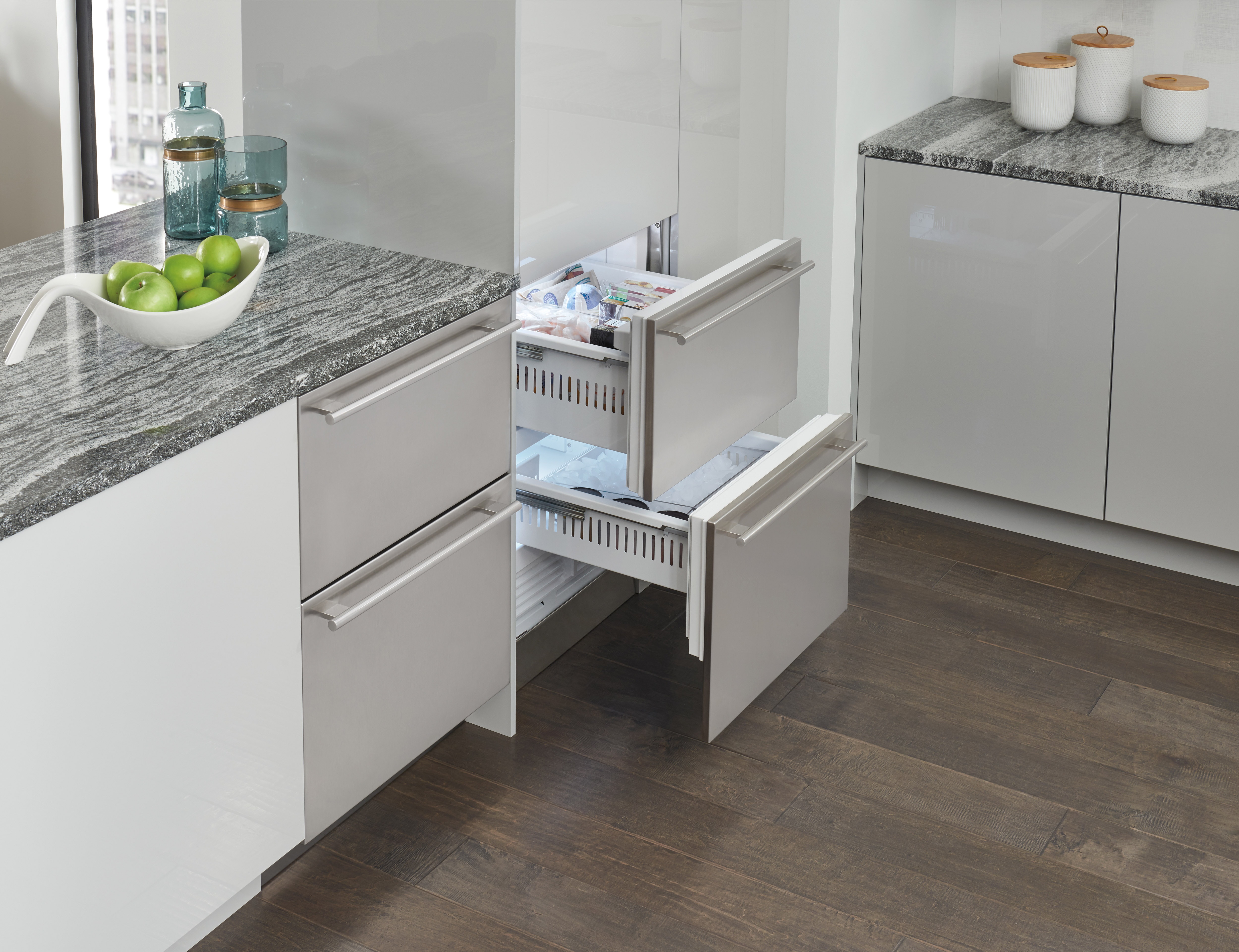 Los cajones refrigerador de 24" Sub-Zero compatible con paneles (ID-24R) encajan de manera perfecta en cualquier diseño de cocina al aire libre con un funcionamiento silencioso.