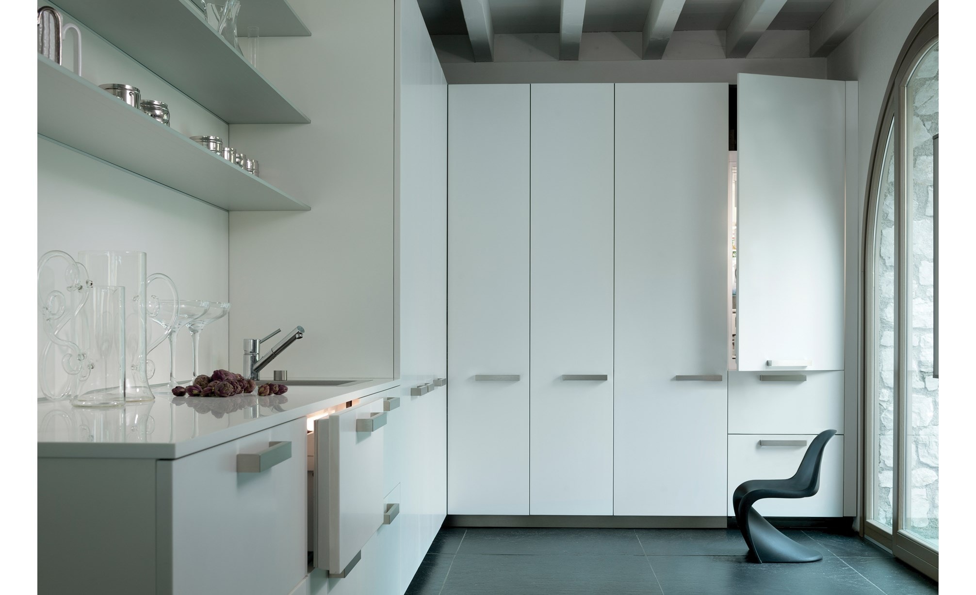 El cajón del refrigerador y congelador de 30" Sub-Zero compatible con paneles (ID-30CI) muestra que puede pensar más allá de la cocina cuando se trata de refrigeradores