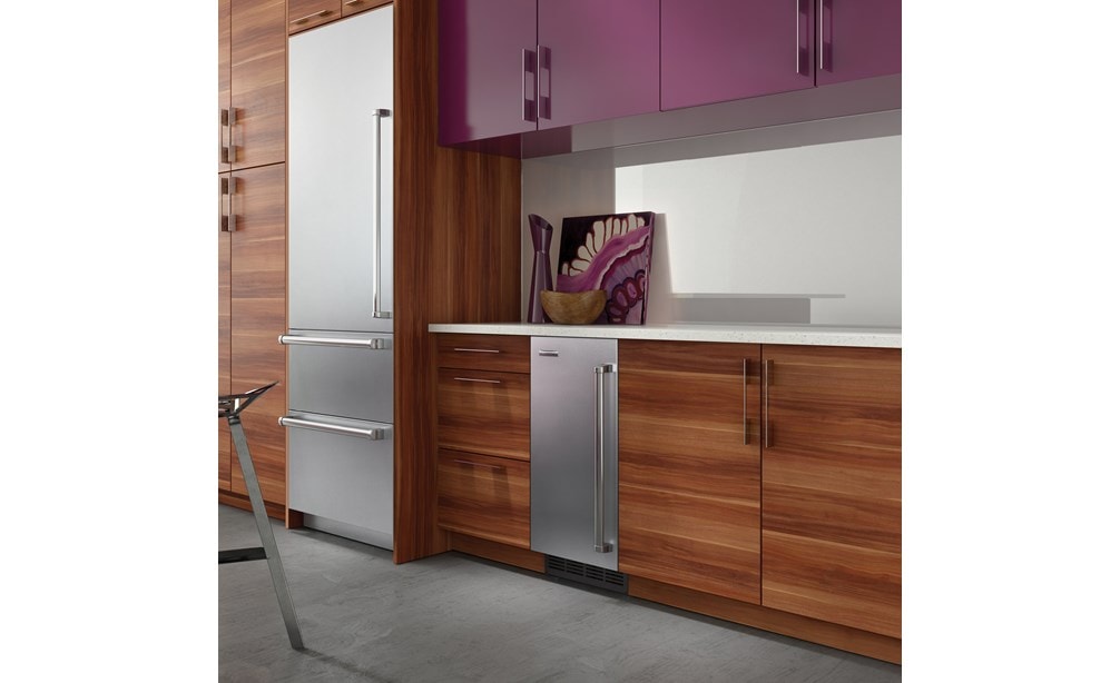 La máquina para hacer hielo de 15” Sub-Zero con bomba compatible con paneles (UC-15IP) combinada con el refrigerador integrado de 30" Sub-Zero sobre y debajo mostrador (IT-30CI)