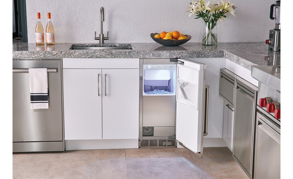 Complete su espacio de cocina al aire libre con la máquina para hacer hielo al para exterior de 15” Sub-Zero con bomba (UC-15IPO).