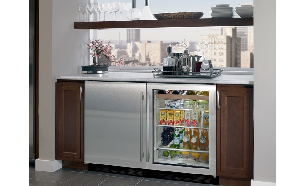 Sub-Zero 24" Undercounter Beverage Center (UC-24BG/S) paired with 24" Undercounter Wine Storage (424G/O) featuring stainless steel door