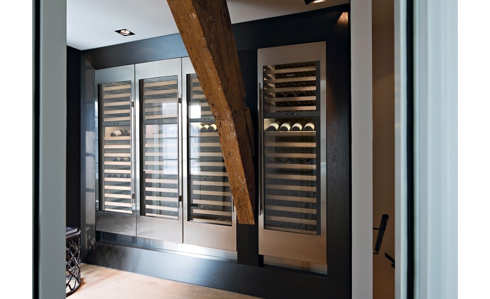 Conjunto de 4 unidades conservadoras de vino de 24" Sub-Zero (IW-24) que se muestran juntas creando un aspecto moderno sin juntas.