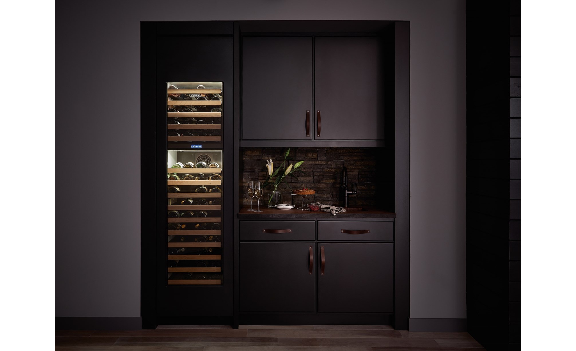 Conservador de vino Designer de 18” Sub-Zero compatible con paneles (IW-18) combinado con refrigerador congelador de 36" Classic Side by Side (BI-36S/O)