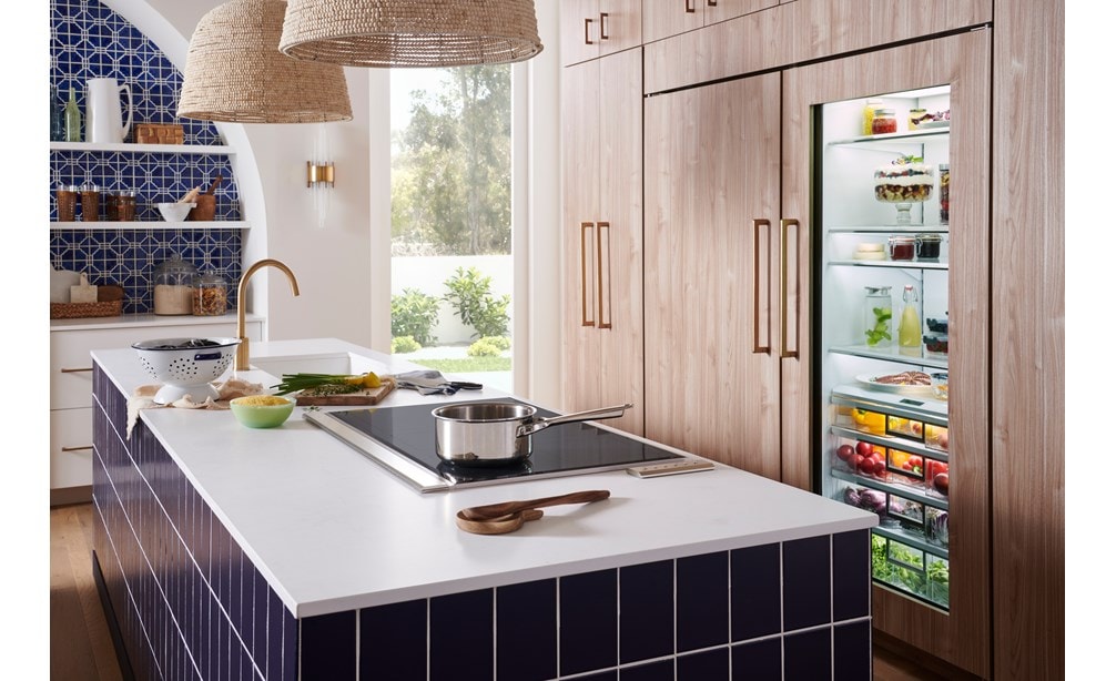 Cocina de estilo mediterráneo con placa de cocción de inducción Wolf de 36 pulgadas