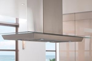 Campana extractora de vidrio Wolf de 45"sobre una placa de cocción de gas de 30" y una placa de cocción de inducción de 15"