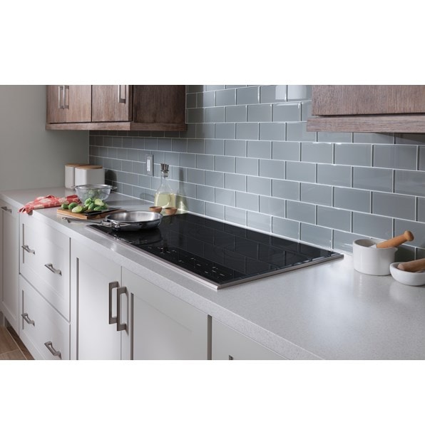 Placa de cocción de inducción Wolf instalada en un mostrador de cocina blanco.