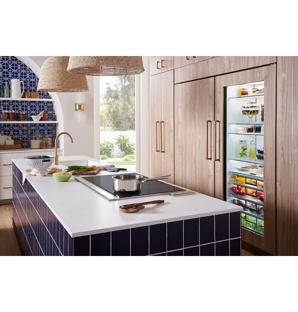 Cocina de estilo mediterráneo con placa de cocción de inducción Wolf de 36 pulgadas