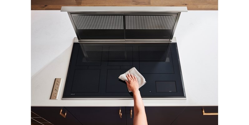 Cocinar una comida completa para amigos y familiares es muy cómodo con una placa de inducción Wolf gracias a la intuitiva pantalla táctil a color.