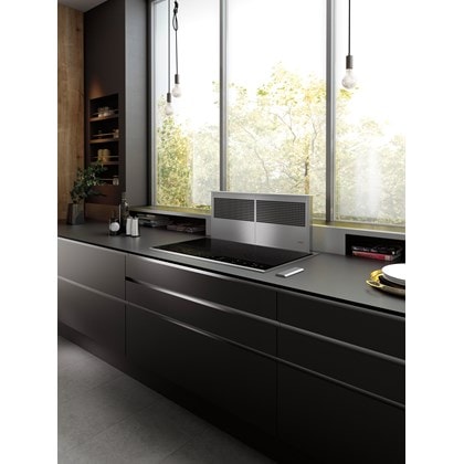 La placa de cocción eléctrica contemporánea de 36" Wolf (CE365C/B) combinada en una lujosa cocina moderna con mostrador y gabinetes pulidos