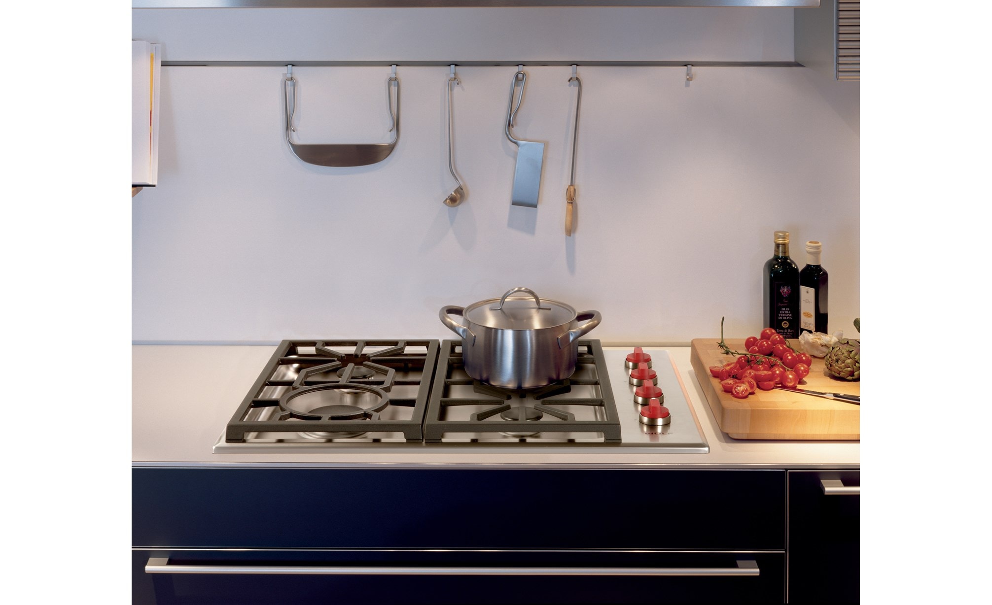 La placa de cocción de gas profesional de 30" Wolf con 4 quemadores (CG304P/S) con perillas rojas distintivas con soporte para utensilios de acero inoxidable