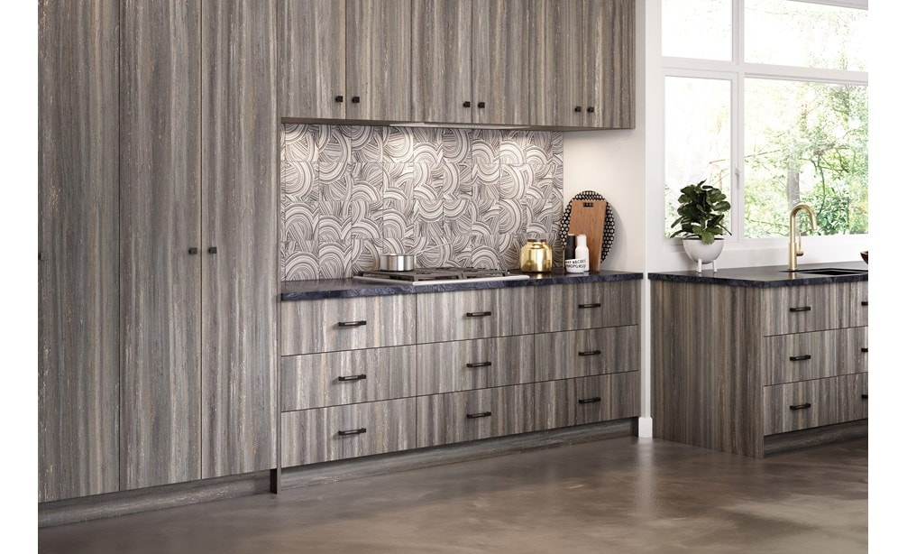 La placa de cocción de gas transicional de 4 quemadores de 30" Wolf (CG304T/S) exhibida en una amplia variedad de texturas, como salpicaderos de ladrillo y armarios oscuros