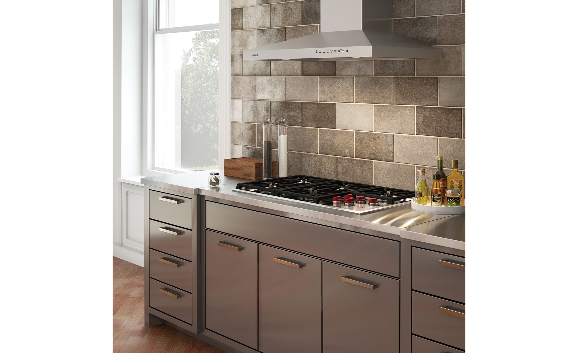 La placa de cocción de gas profesional de 36" Wolf (CG365P/S) y la campana extractora de pared de 36" Wolf - Inoxidable (VW36S) en un elegante diseño de cocina