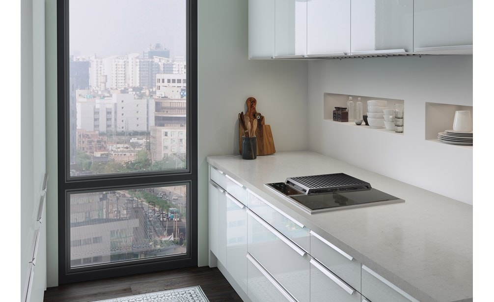 La placa de inducción transicional de 15" Wolf (CI152TF/S) exhibida en un espacio de diseño de cocina minimalista y luminoso