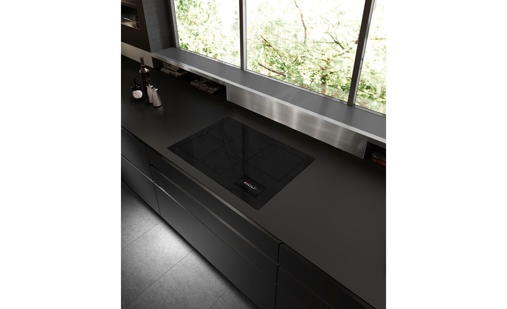 La vista aérea de la placa de  inducción contemporánea de 30" Wolf (CI30460C/B) captura la lujosa y elegante superficie de vidrio de diamante negro.