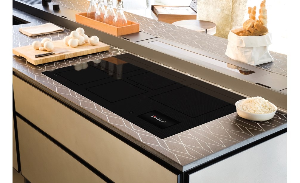 La placa de inducción contemporánea Wolf 36" (CI36560C/B) presenta un conjunto de mostradores de cocina personalizadas con un patrón simétrico continuo.