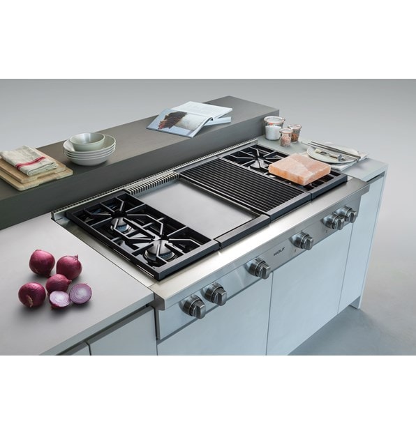 La estufa con asadora y la plancha de infrarrojos con 4 quemadores sellados de 48" Wolf (SRT484CG) puede integrarse en cualquier espacio a la perfección