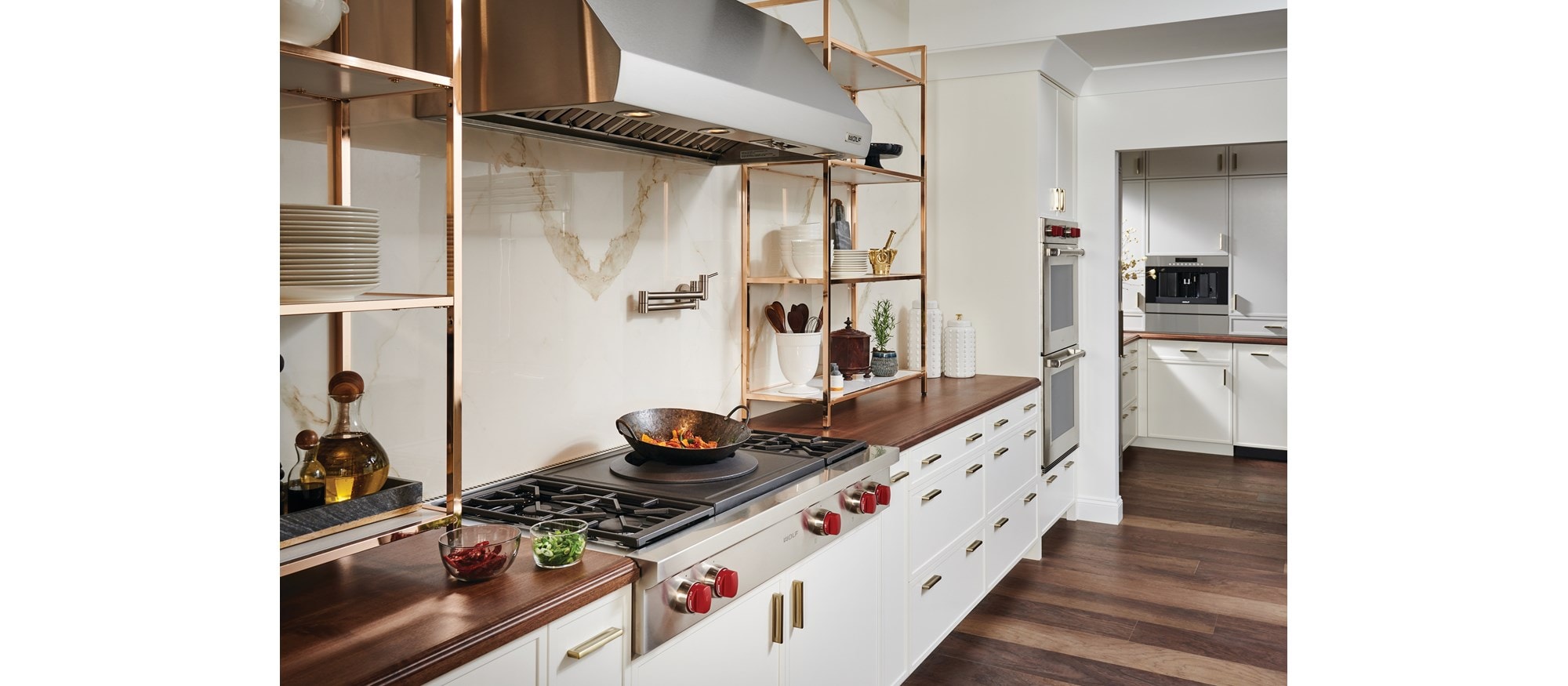 Estufa con quemadores sellados de 48" Wolf - 4 quemadores y quemador para wok (SRT484W)