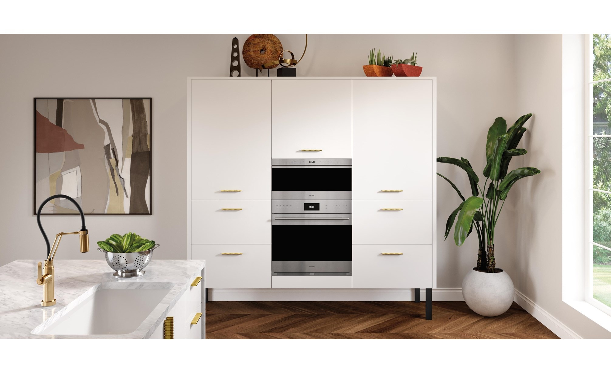 Cajón microondas transicional de 30" Wolf (MD30TE/S) instalado de manera armoniosa dentro de gabinetes blancos.