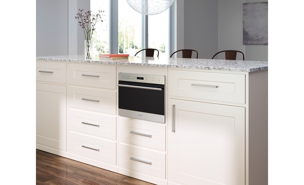 Horno microondas con puerta abatible transicional de 24" Wolf de la serie E (MDD24TE/S/TH) que agrega el máximo espacio en el exhibidor en el diseño clásico de la cocina blanca