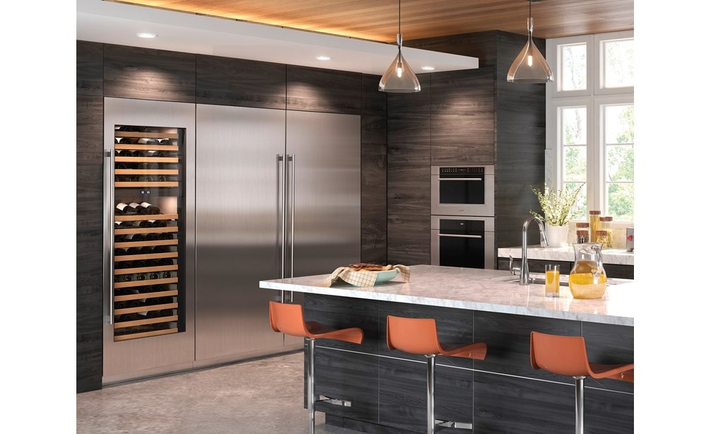 Horno microondas con puerta abatible transicional de 30" Wolf de la serie M (MDD30TM/S/TH) colocado en grandes gabinetes de paneles de madera en la cocina contemporánea