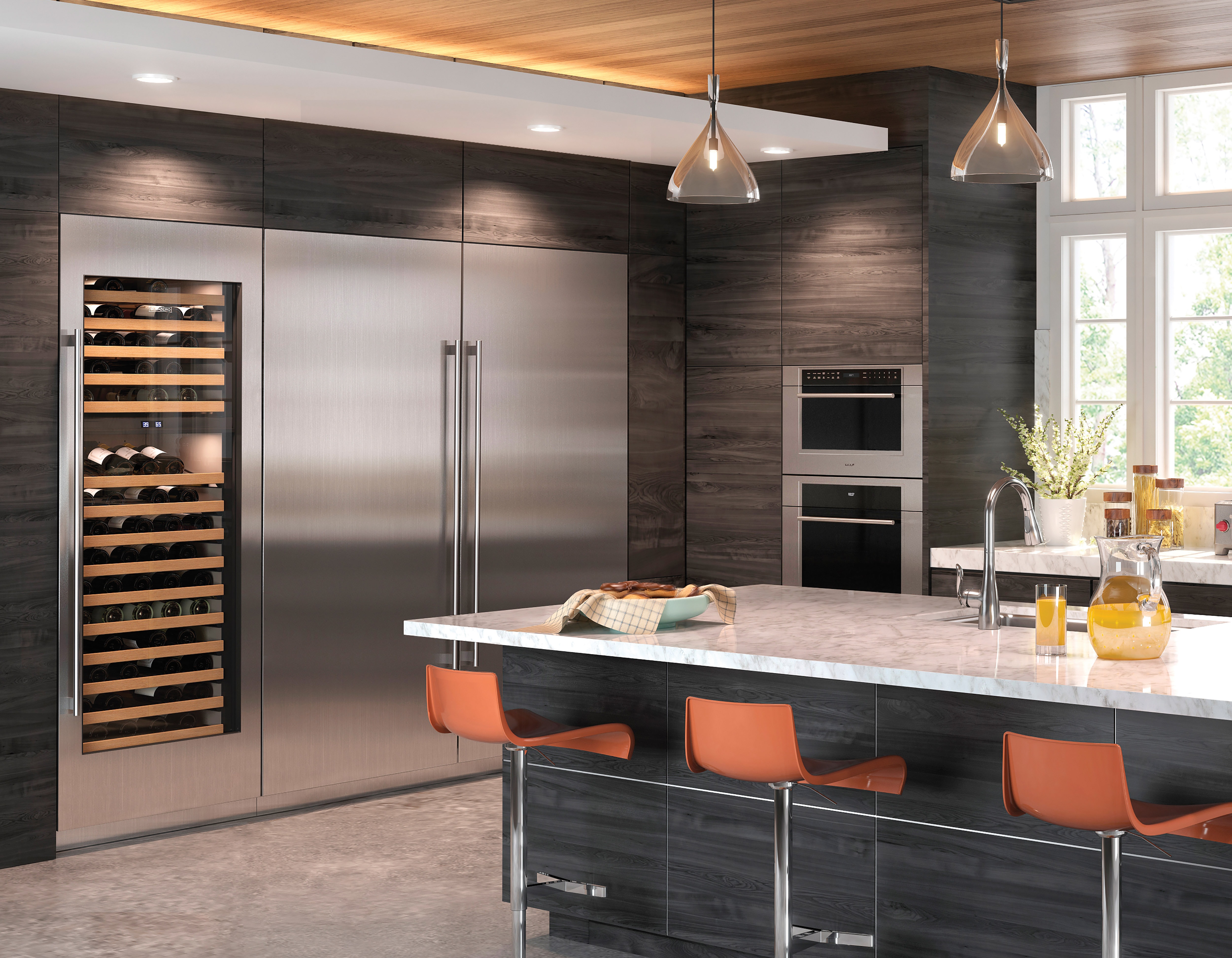 Horno microondas con puerta abatible transicional de 30" Wolf de la serie M (MDD30TM/S/TH) colocado en grandes gabinetes de paneles de madera en la cocina contemporánea