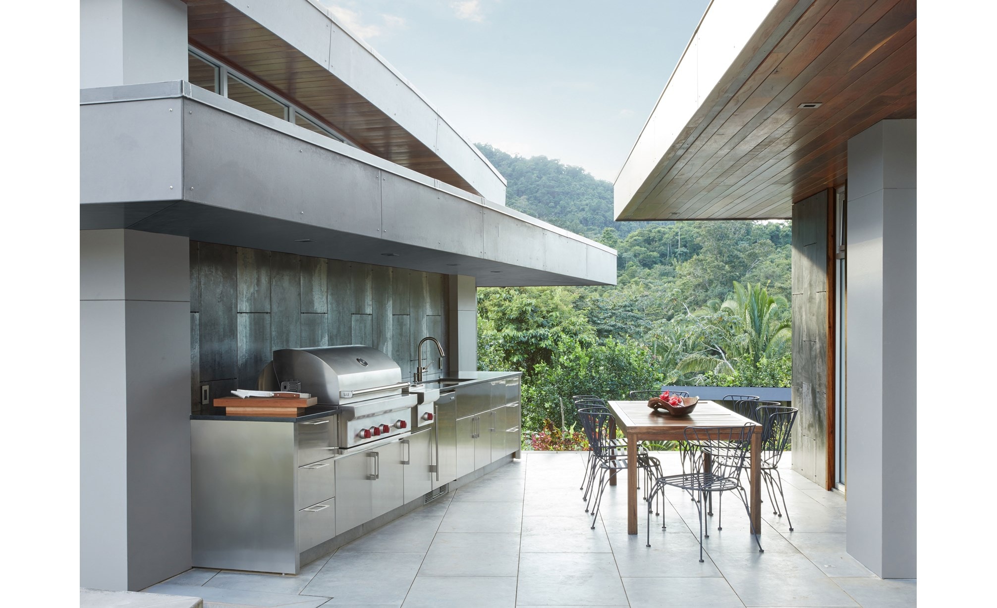  El módulo de quemador empotrado de 13" Wolf (BM13) es el complemento perfecto para la parrilla de gas para exteriores de lujo de 42" Wolf (OG42)