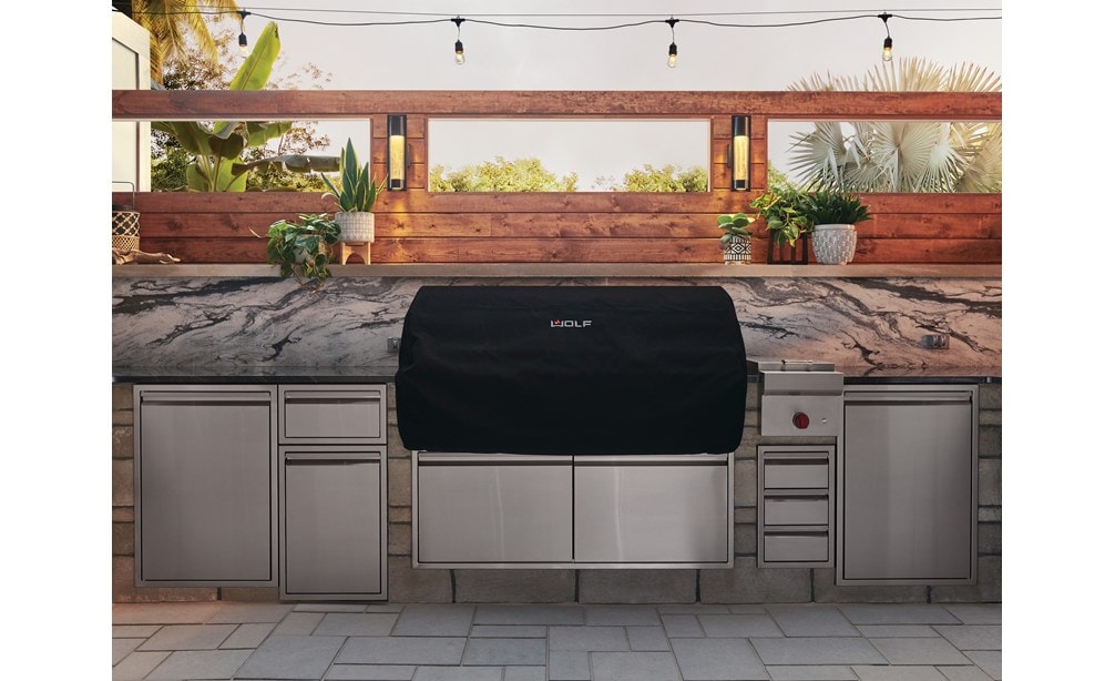 La parrilla de gas para exteriores de 54" Wolf (OG54) combinada a la perfección con un elegante diseño moderno de cocina para exteriores que ofrece comodidades de calidad profesional. 