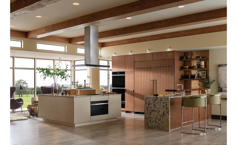 El horno doble con vidrio negro contemporáneo de la serie M de 30" Wolf (DO30CM/B) exhibido con campana para isla de placa de cocción de 42" (VI42B) en diseño de cocina abierta