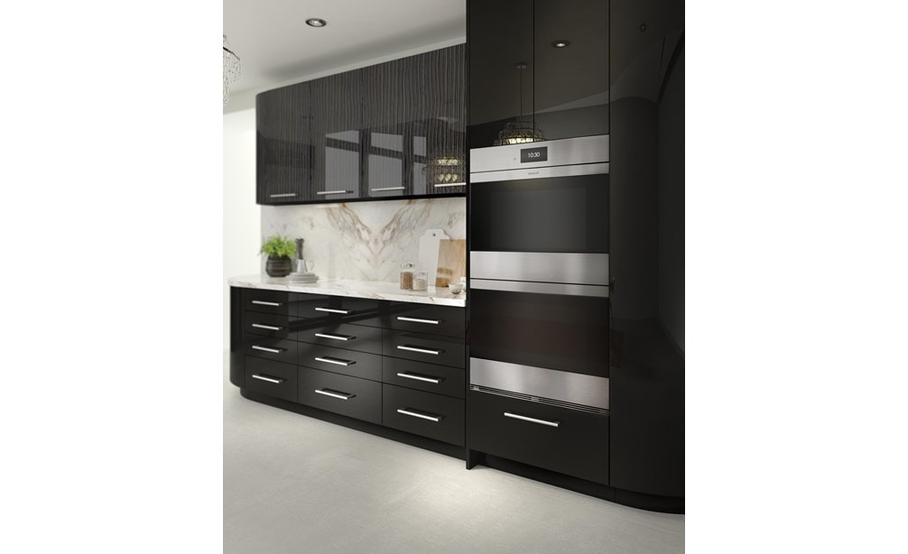 El horno doble de acero inoxidable contemporáneo de la serie M de 30" Wolf (DO30CM/S) exhibido en combinación armoniosa con los modernos gabinetes de cocina brillantes.