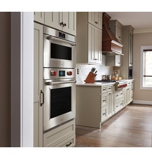 Horno individual profesional de la serie M de 30" Wolf (SO30PM/S/PH) exhibido con la opción de instalación empotrable para un diseño de cocina personalizado