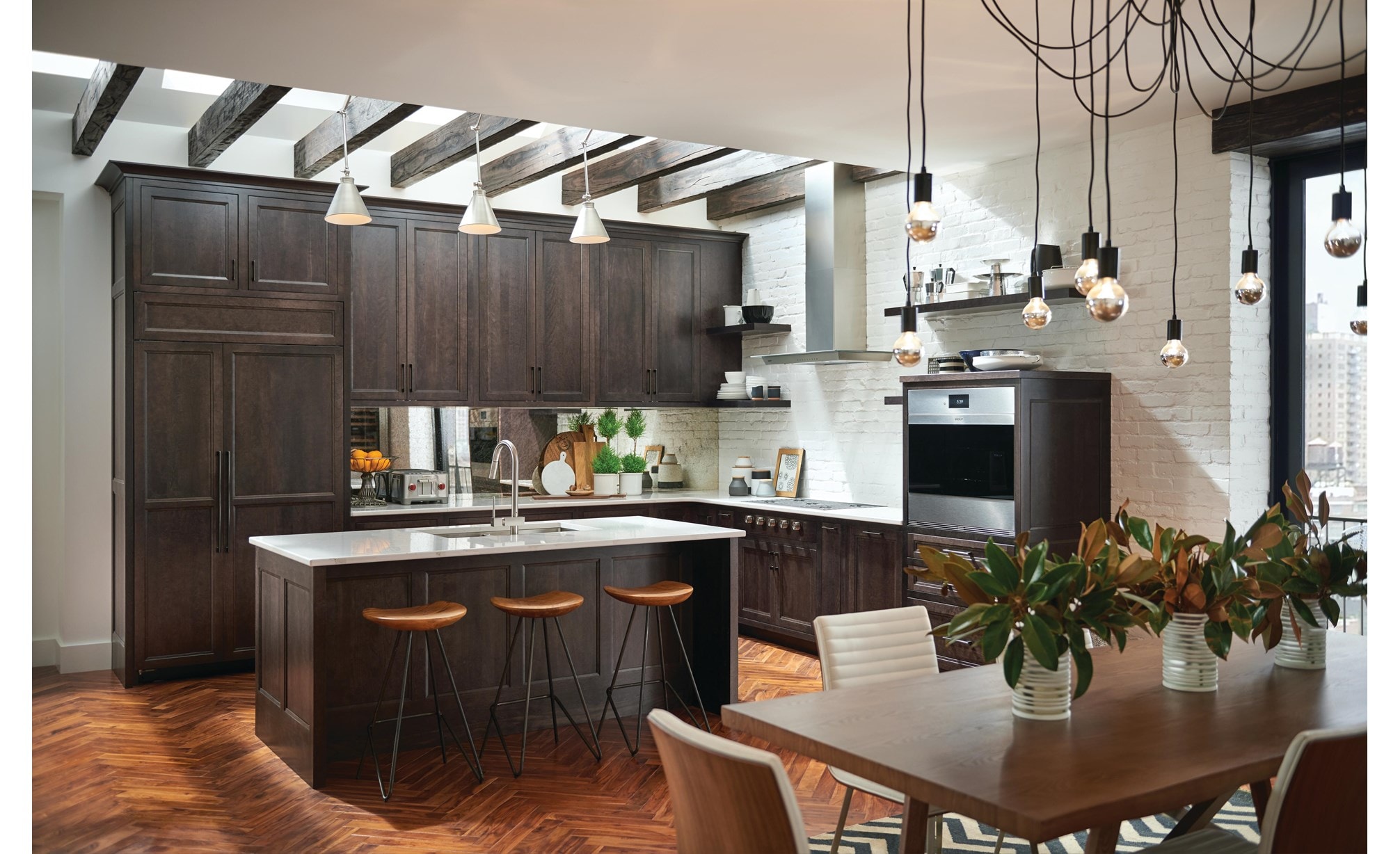 Horno individual de acero inoxidable contemporáneo de la serie M de 30" Wolf (SO30CM/S) con extractor de pared de 36" Wolf (VW36G)