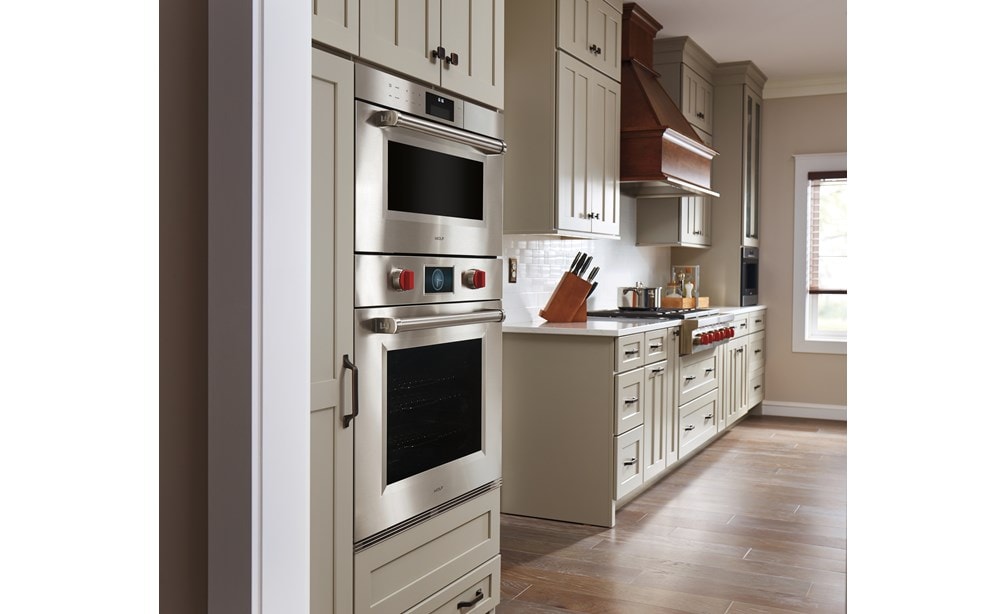 Horno individual profesional de la serie M de 30" Wolf (SO30PM/S/PH) exhibido con la opción de instalación empotrable para un diseño de cocina personalizado