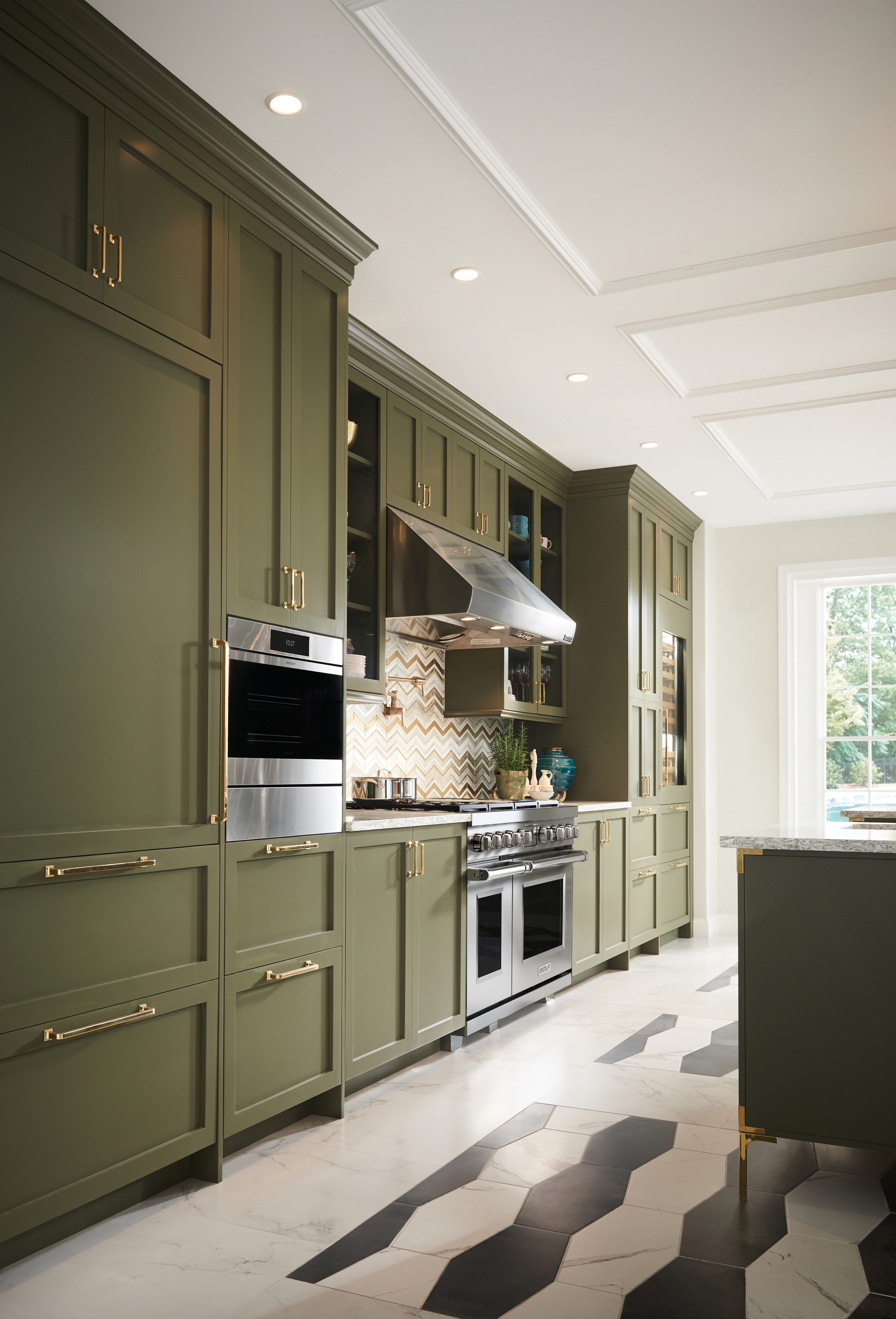 Horno de vapor con convección transicional de la serie E de 24" Wolf (CSO24TE/S/TH) agrega un color exquisito a cualquier cocina mientras sirve resultados gourmet