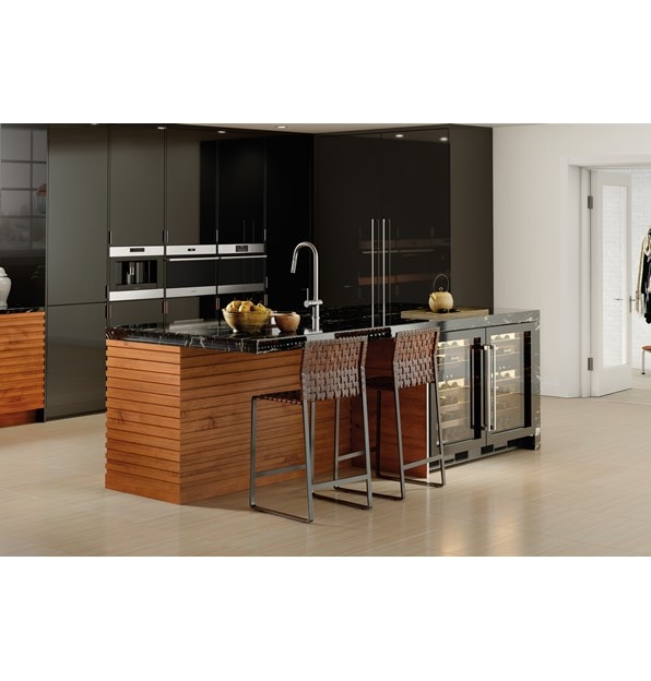 Horno de vapor con convección transicional de la serie E de 24" Wolf (CSO24TE/S/TH) en exhibición en una cocina moderna de vanguardia con electrodomésticos Wolf