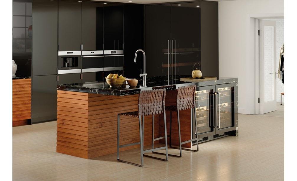 Horno de vapor con convección transicional de la serie E de 24" Wolf (CSO24TE/S/TH) en exhibición en una cocina moderna de vanguardia con electrodomésticos Wolf