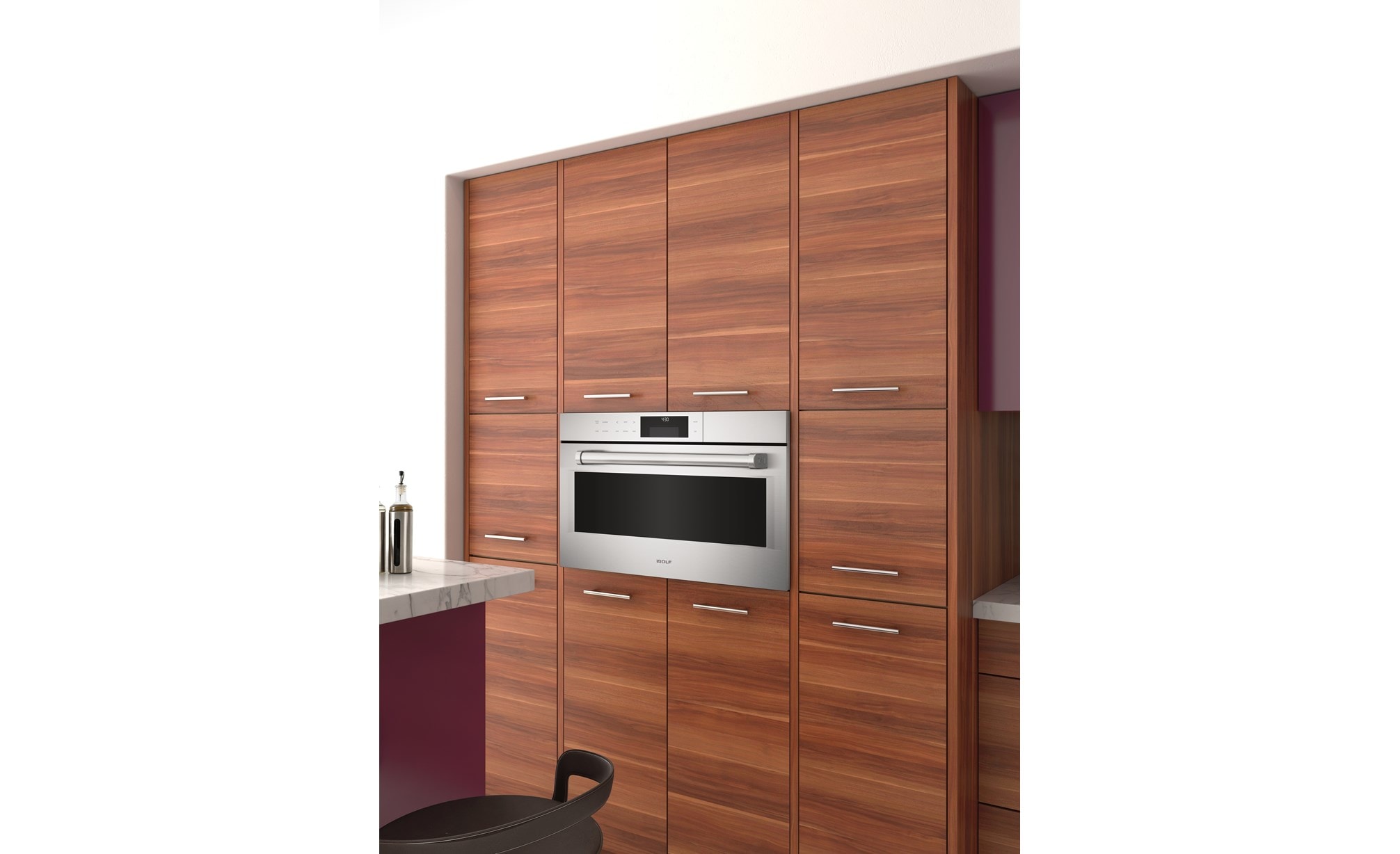 El horno de vapor con convección profesional de la serie E de 30" Wolf (CSO30PE/S/PH) se muestra elevado y enmarcado en un sofisticado estilo de gabinete 