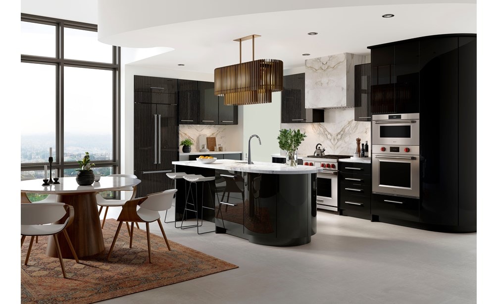 Horno de vapor con convección profesional de la serie E de 30" Wolf con tubería (CSO3050PM/S/P) instalado en una cocina de gabinetes personalizados de color negro brillante con vistas a una ciudad