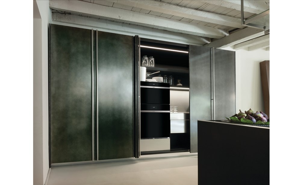 Horno de vapor con convección contemporáneo de la serie E de 30" Wolf (CSO30CM/B/TH) combinado con una columna refrigeradora Designer de 30" Sub-Zero (IC-30RID)