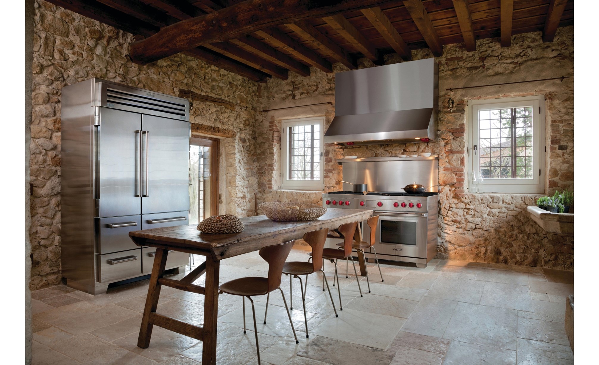 Estufa de doble salida de 60" Wolf con 6 quemadores y asadora y plancha infrarrojas (DF60650CG)