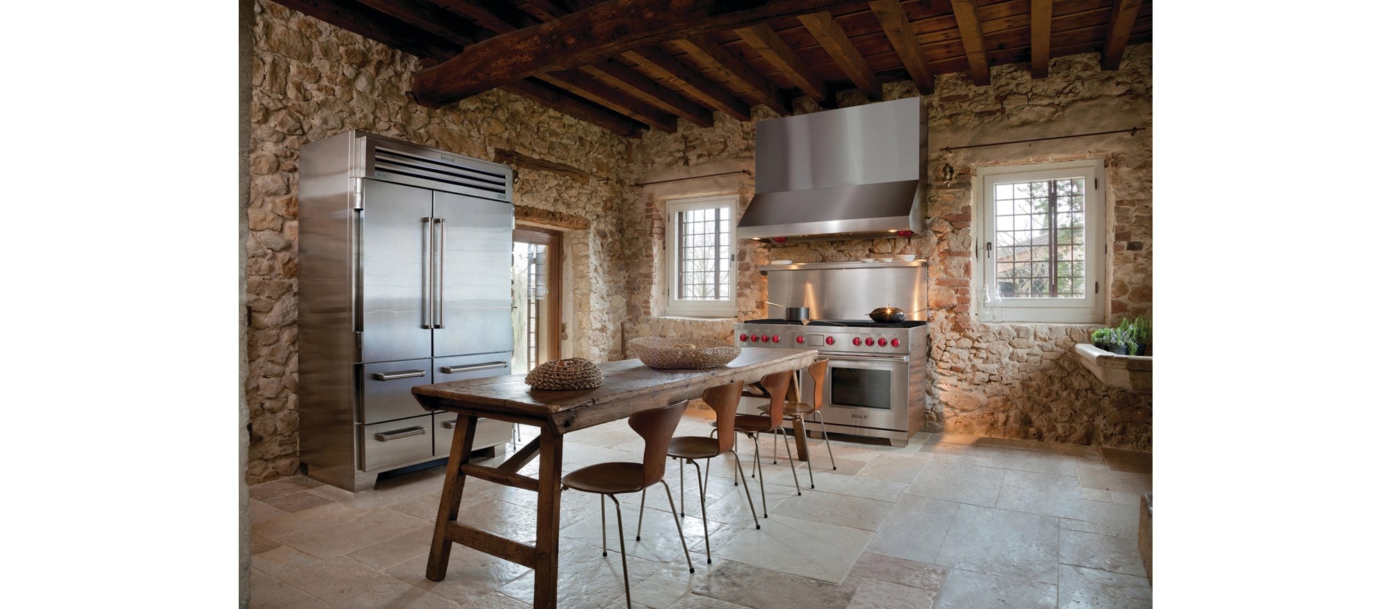 Estufa de doble salida de 60" Wolf con 6 quemadores y asadora y plancha infrarrojas (DF60650CG)