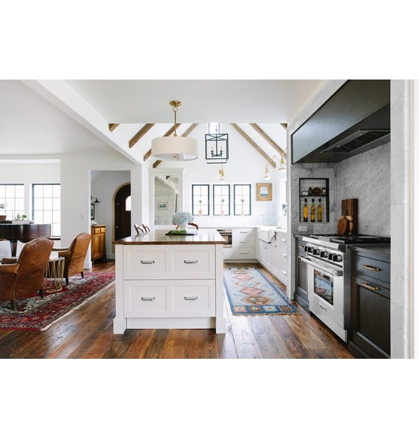 Estufa de gas de 36" Wolf con 4 quemadores y parrilla infrarroja (GR364G) exhibida con un refrigerador congelador sobre y bajo mostrador de 30" Sub Zero (IT-30CI)