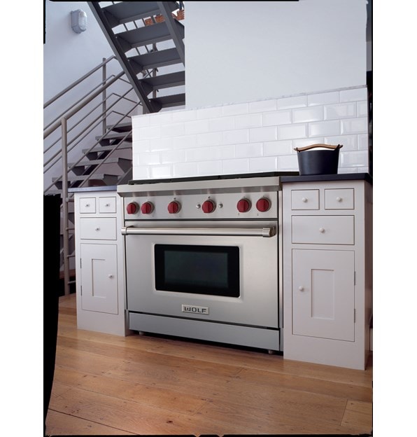 La estufa de gas con 6 quemadores de 36" Wolf (GR366) exhibida en su integración armoniosa con un diseño de cocina simple y elegante.