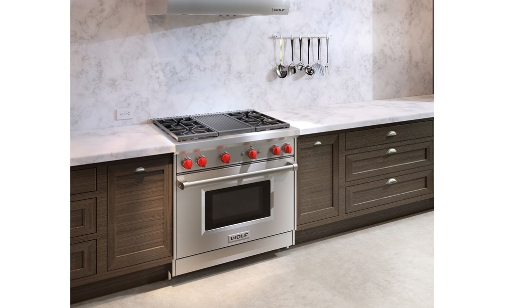 La estufa de gas de 30" Wolf (GR364C) presenta un diseño de acero inoxidable y acabado cepillado clásico para una integración perfecta en cualquier cocina