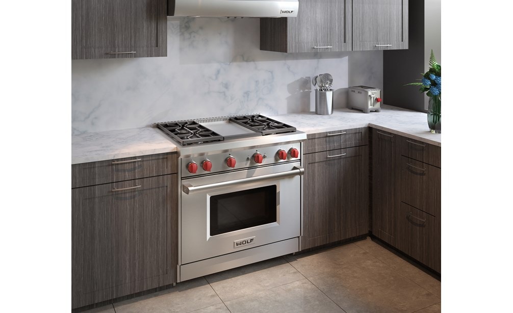 La estufa infrarroja con 4 quemadores de 36" Wolf (GR364G) exhibida con su diseño de acero inoxidable y su acabado cepillado clásico.