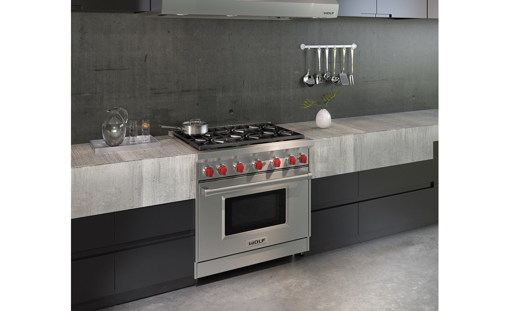 La estufa de gas de 36" Wolf con 6 quemadores (GR366) exhibida con las características de rendimiento de cocinas profesionales.