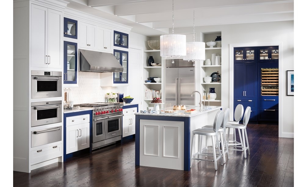 La estufa de gas de 6 quemadores de 48" con asadora infrarroja Wolf (GR486C) combinada con el refrigerador congelador Classic de 36" con puerta de vidrio Side-by-Side Sub-Zero (BI-36S/S)